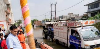 बाढ़ प्रभावितों को राहत पहुंचाने के लिए युद्ध स्तर पर कार्य कर रही योगी सरकार, नगर विकास मंत्री ने फैजुल्लागंज-दाउदनगर में किया निरीक्षण