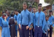 शिक्षक की मांग को लेकर सड़क पर उतरे दृष्टि-श्रवण बाधित स्कूल के बच्चे