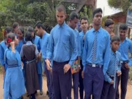 शिक्षक की मांग को लेकर सड़क पर उतरे दृष्टि-श्रवण बाधित स्कूल के बच्चे