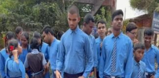 शिक्षक की मांग को लेकर सड़क पर उतरे दृष्टि-श्रवण बाधित स्कूल के बच्चे