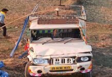बस्तर नेशनल हाईवे पर झीरम घाटी में पलटा पिकअप, 1 की मौत और 16 घायल