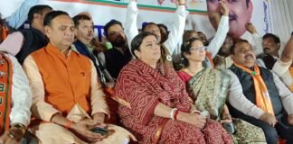 छत्तीसगढ़ पहुंचीं स्मृति ईरानी, पहली बार आगमन पर पोस्टर-बैनर की जगह दिखे BJP के झंडे