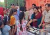 थाना परिसर में पुलिस ने लगाया भंडारा, अफसरों ने खुद बांटा महाप्रसाद