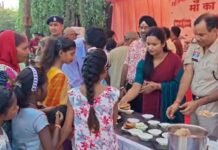 थाना परिसर में पुलिस ने लगाया भंडारा, अफसरों ने खुद बांटा महाप्रसाद