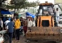 राजनांदगांव में गाय का कटा सिर मिलने पर आरोपी की दुकान पर चला बुलडोजर