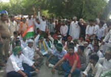 Hathras: UGC के विरोध में सवर्ण समाज का शक्ति प्रदर्शन, पुलिस ने रोका काफिला तो सड़क पर धरने पर बैठे प्रदर्शनकारी