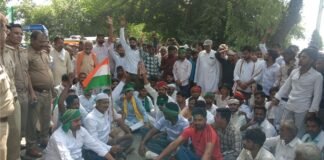 Hathras: UGC के विरोध में सवर्ण समाज का शक्ति प्रदर्शन, पुलिस ने रोका काफिला तो सड़क पर धरने पर बैठे प्रदर्शनकारी