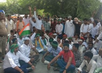 Hathras: UGC के विरोध में सवर्ण समाज का शक्ति प्रदर्शन, पुलिस ने रोका काफिला तो सड़क पर धरने पर बैठे प्रदर्शनकारी