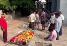 गुना में शव घर ले जाने से रोका, अस्पताल के बाहर सजानी पड़ी अर्थी