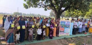आयुक्त तारन प्रकाश सिन्हा ने खंडुआ में किया सिंचाई नाली निर्माण कार्य का निरीक्षण, श्रमिकों से किया सीधा संवाद