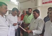 जौनपुर में अखिल भारतीय ब्राह्मण महासभा ने सपा विधायक के खिलाफ उठाया आवाज, जिलाधिकारी कार्यालय पर पहुंच दिया शिकायत पत्र