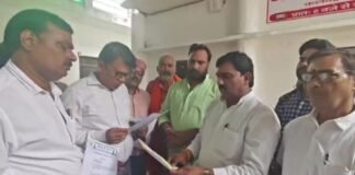 जौनपुर में अखिल भारतीय ब्राह्मण महासभा ने सपा विधायक के खिलाफ उठाया आवाज, जिलाधिकारी कार्यालय पर पहुंच दिया शिकायत पत्र