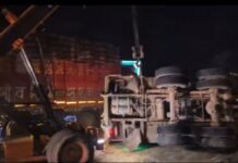 हाथरस में भीषण सड़क हादसा, गेहूं से लदे ट्रक ने धान से भरे ट्रैक्टर को मारी टक्कर, पिता-पुत्र गंभीर