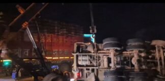 हाथरस में भीषण सड़क हादसा, गेहूं से लदे ट्रक ने धान से भरे ट्रैक्टर को मारी टक्कर, पिता-पुत्र गंभीर