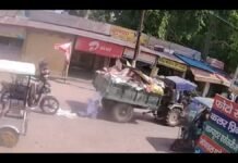 हाथरस में नगर पालिका की बड़ी लापरवाही, ट्रैक्टर-ट्रॉली से सड़क पर बिखरे रिकॉर्ड के कागज, कबाड़ियों में मची उठाने की होड़