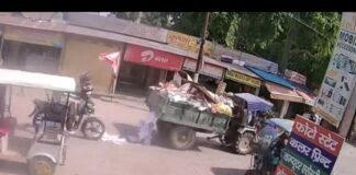 हाथरस में नगर पालिका की बड़ी लापरवाही, ट्रैक्टर-ट्रॉली से सड़क पर बिखरे रिकॉर्ड के कागज, कबाड़ियों में मची उठाने की होड़
