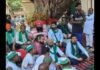 पीलीभीत कलेक्ट्रेट में ट्रैक्टर-ट्रॉलियों के साथ पहुंचे किसान, धान खरीद समेत कई मुद्दों पर धरना
