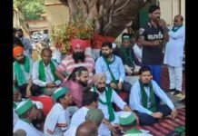 पीलीभीत कलेक्ट्रेट में ट्रैक्टर-ट्रॉलियों के साथ पहुंचे किसान, धान खरीद समेत कई मुद्दों पर धरना