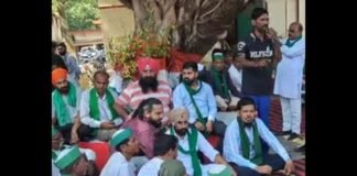 पीलीभीत कलेक्ट्रेट में ट्रैक्टर-ट्रॉलियों के साथ पहुंचे किसान, धान खरीद समेत कई मुद्दों पर धरना