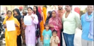 मिर्जापुर के कांशीराम आवास में बिजली-पानी का संकट, 50 परिवार परेशान, डीएम से स्थायी समाधान की गुहार