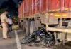 UP: सड़क किनारे मौत बनकर खड़े ट्रेलर में घुसी बाइक, 30 वर्षीय राजमिस्त्री की दर्दनाक मौत