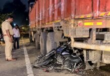 UP: सड़क किनारे मौत बनकर खड़े ट्रेलर में घुसी बाइक, 30 वर्षीय राजमिस्त्री की दर्दनाक मौत
