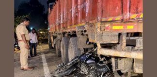 UP: सड़क किनारे मौत बनकर खड़े ट्रेलर में घुसी बाइक, 30 वर्षीय राजमिस्त्री की दर्दनाक मौत
