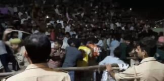 UP: हाथरस के दाऊजी मेले में लाफ्टर शो के दौरान बेकाबू हुई भीड़, लाठी फटकारने पर भगदड़
