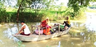 रायबरेली के डलमऊ में खतरे के निशान के ऊपर गंगा, बाढ़ प्रभावित इलाकों में ग्रामीणों की जिंदगी अब नावों के सहारे