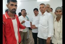बरेली में 11 हजार वोल्ट की लाइन बनी जानलेवा, 3 महीने में 4 मौतों का दावा; ग्रामीणों ने सौंपा ज्ञापन