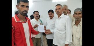 बरेली में 11 हजार वोल्ट की लाइन बनी जानलेवा, 3 महीने में 4 मौतों का दावा; ग्रामीणों ने सौंपा ज्ञापन
