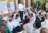 UP: बांदा में लेखपालों का प्रदर्शन, समाधान दिवस का बहिष्कार कर 8 सूत्रीय मांगों को लेकर दिया धरना