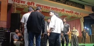 UP: 115वें दाऊजी मेले की पंजाबी नाइट में भीड़ बेकाबू, एंट्री गेट पर पुलिस ने भांजी लाठियां, वीडियो वायरल