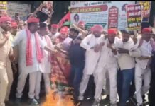 UP: SIR के विरोध में सपा का प्रदर्शन, मुख्य चुनाव आयुक्त का पुतला फूंका