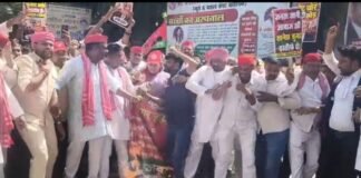 UP: SIR के विरोध में सपा का प्रदर्शन, मुख्य चुनाव आयुक्त का पुतला फूंका