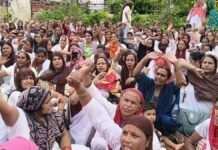 UP: सहारनपुर में आशाओं का प्रदर्शन, CMO कार्यालय घेरा, मांगें पूरी न होने पर अनिश्चितकालीन धरने की चेतावनी