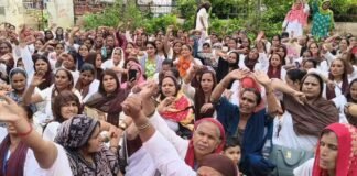 UP: सहारनपुर में आशाओं का प्रदर्शन, CMO कार्यालय घेरा, मांगें पूरी न होने पर अनिश्चितकालीन धरने की चेतावनी