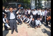 बाराबंकी में अधिवक्ताओं का विरोध तेज, गेट नंबर-1 से वाहनों की एंट्री बंद होने पर सामूहिक अवकाश और धरना