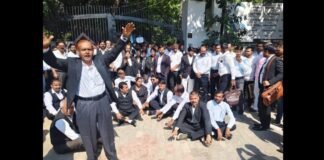बाराबंकी में अधिवक्ताओं का विरोध तेज, गेट नंबर-1 से वाहनों की एंट्री बंद होने पर सामूहिक अवकाश और धरना