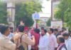 UP: सुल्तानपुर में गरजे सपा कार्यकर्ता, अखिलेश की हिरासत पर फूटा गुस्सा!