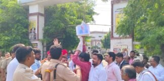 UP: सुल्तानपुर में गरजे सपा कार्यकर्ता, अखिलेश की हिरासत पर फूटा गुस्सा!