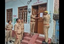 UP: गैंगस्टर एक्ट में फरार अभियुक्त के घर पुलिस ने कराई मुनादी, 18 अक्टूबर तक पेश होने का आदेश