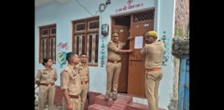 UP: गैंगस्टर एक्ट में फरार अभियुक्त के घर पुलिस ने कराई मुनादी, 18 अक्टूबर तक पेश होने का आदेश