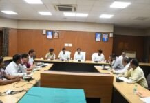 UP: गोरखपुर-फैजाबाद खण्ड शिक्षक निर्वाचन-2026, मतदान की तैयारियों को लेकर कलेक्ट्रेट सभागार में समीक्षा बैठक