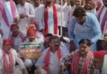 UP: ‘पाप का घड़ा’ लेकर सड़क पर उतरी सपा, चुनाव आयोग के खिलाफ प्रदर्शन