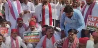 UP: ‘पाप का घड़ा’ लेकर सड़क पर उतरी सपा, चुनाव आयोग के खिलाफ प्रदर्शन