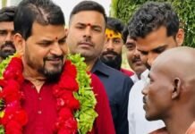 हम सपना देखे आपका चुनाव चिह्न साइकिल है…समर्थक की बात सुनकर हंस पड़े बृजभूषण, बोले- ‘भक्क’