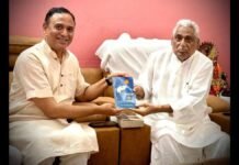 UP: सपा नेता माता प्रसाद पांडेय से मिले पूर्व BJP विधायक देवमणि द्विवेदी, तस्वीर ने बढ़ाई सियासी हलचल