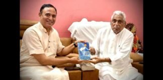 UP: सपा नेता माता प्रसाद पांडेय से मिले पूर्व BJP विधायक देवमणि द्विवेदी, तस्वीर ने बढ़ाई सियासी हलचल