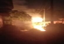 इटावा में तेज धमाके के साथ फटा बिजली का ट्रांसफार्मर, आधे घंटे तक धधकती रही आग